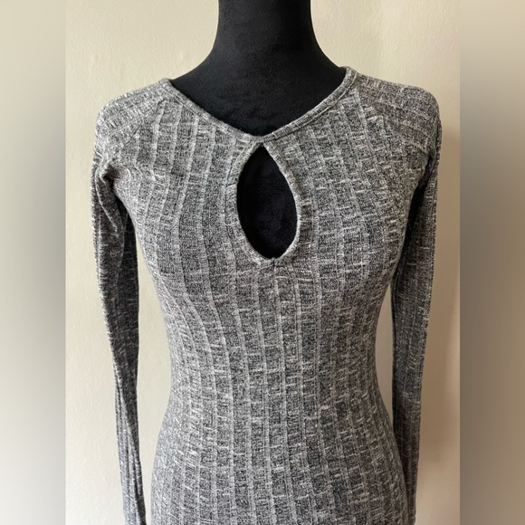 Want My Look Bella black/white combo key hole dress, form fitting, size med - Picture 2 of 5